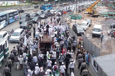 Meski Hujan, Massa FPI Shalat di Depan Mapolda Metro