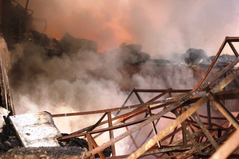 Detik-detik Percikan Api Sambar Tiner dan Bakar Toko Material di Cianjur