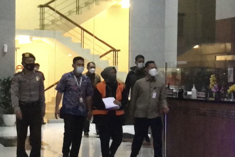 Bupati Bogor Ade Yasin menggunakan rompi oranye usai dilakukan pemeriksaan oleh Komisi Pemberantasan Korupsi (KPK), Kamis (28/4/2022). Ia diamankan bersama 11 orang lainnya dalam kegiatan tangkap tangan di wilayah Jawa Barat.