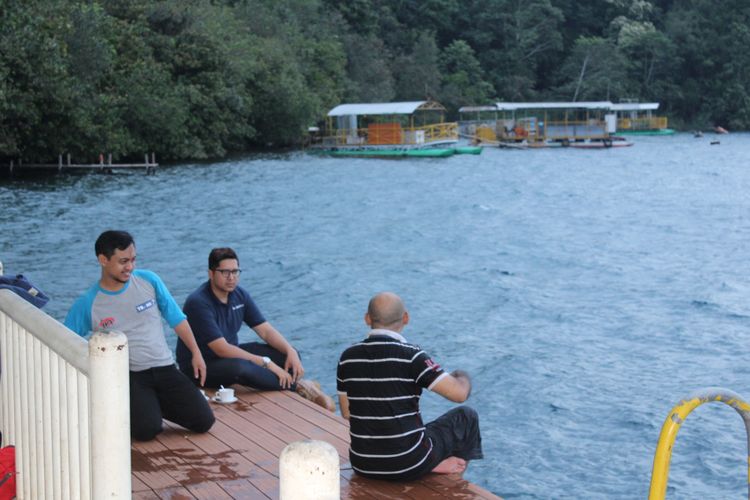 Pengunjung menikmati kesegaran Danau Matano yang berada di atas pegunungan verbek Sorowako, Kabupaten Luwu Timur, Sulawesi Selatan.