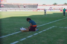 Memanjatkan Doa dari Pinggir Lapangan Stadion Kapten I Wayan Dipta