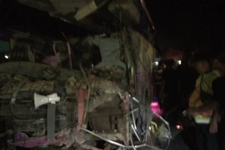 Sebuah bus menabrak rumah, warung, dan sepeda motor di Ciamis, Jawa Barat, Sabtu (21/5/2022) petang.