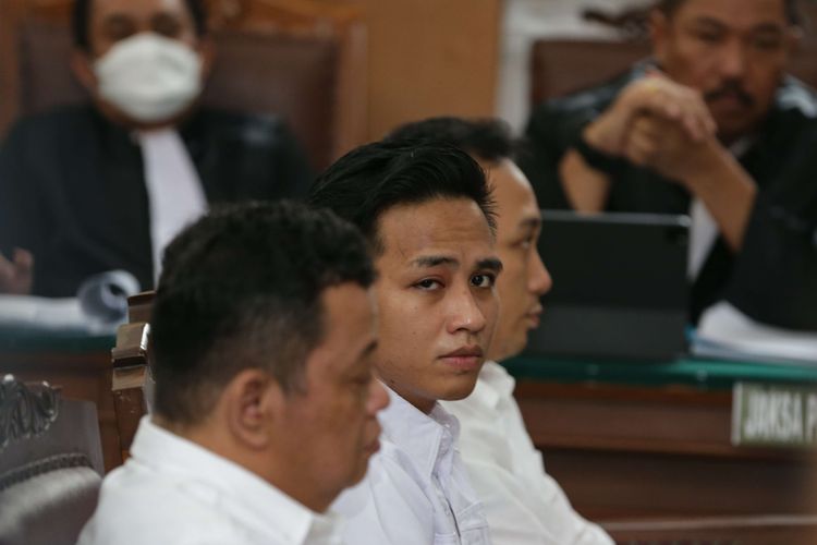 Terdakwa kasus pembunuhan Nofriansyah Yosua Hutabarat atau Brigadir J, Kuat Ma'ruf , Richard Eliezer, dan Ricky Rizal menjalani sidang lanjutan di Pengadilan Negeri (PN) Jakarta Selatan, Senin (5/12/2022).