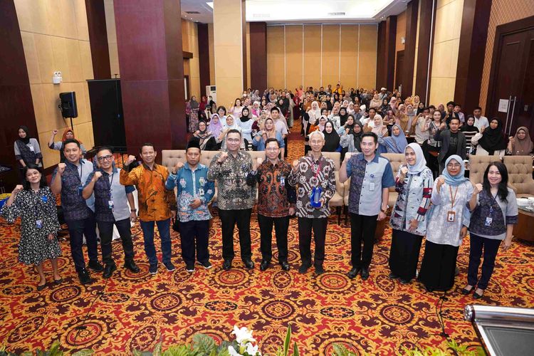 PT Bank Central Asia Tbk (BCA) kembali menunjukkan komitmen untuk mendukung pengembangan UMKM di Indonesia melalui penyelenggaraan Workshop Sertifikasi Halal UMKM 2024. Acara yang berlangsung di Hotel Aston Samarinda pada Kamis (20/6) ini diikuti oleh 131 pelaku UMKM.