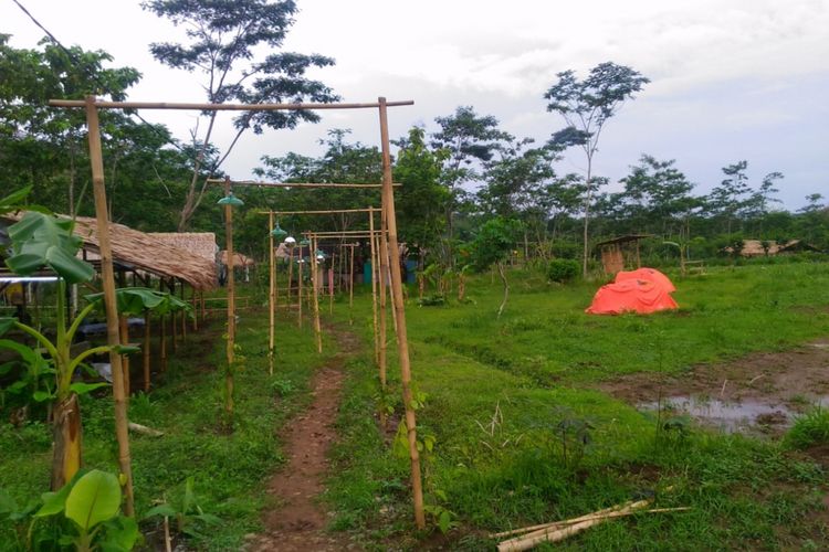 Salah satu sudut yang disiapkan untuk tenda pengunjung Kulon Progo Festival 2017 di kawasan Bendungan Kayangan, Desa Pendoworejo, Kecamatan Girimulyo, Kabupaten Kulon Progo, DI Yogyakarta, Rabu (15/11/2017).