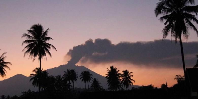 Gunung Raung yang memiliki ketinggian 3.300 mdpl, terlihat memuntahkan material vulkanik, terlihat dari Jember, Jawa Timur, 12 Juli 2015. Letusan Gunun Raung telah mengakibatkan sejumlah bandara lokal di Jawa Timur dan Bandara Ngurah Rai Bali sempat ditutup.
