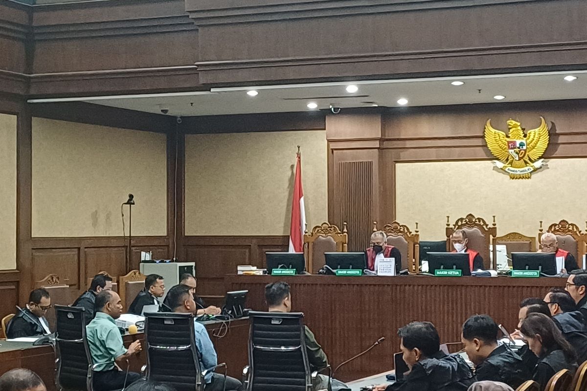 Saksi dari swasta, Patrick Gerrard (kanan) saat diperiksa sebagai saksi dalam sidang dugaan suap Harun Masiku yang menjerat Sekretaris Jenderal PDI-P Hasto Krisitiyanto di Pengadilan Tipikor Jakarta Pusat, Jumat (25/4/2025).