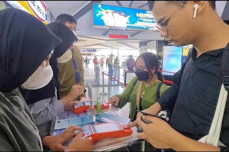 Penumpang kereta api melakukan pendaftaran face recognition boarding gate di konter pendaftaran yang tersedia di Stasiun Bandung, Jawa Barat pada Kamis (8/6/2023).