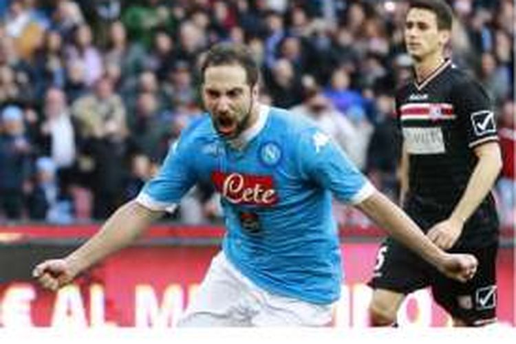 Striker Napoli asa Argentina, Gonzalo Higuain, melakukan selebrasi setelah membobol gawang Carpi pada pertandingan Serie A di Stadion San Paolo, Naples, Minggu (7/2/2016).