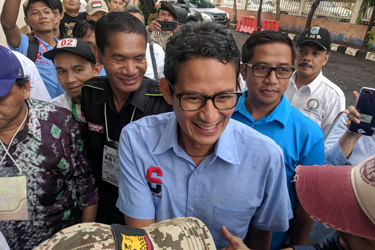 Sandiaga Uno saat mengunjungi Gor Radio Dalam, tempat penghitingan suara Kecamatan Kebayoran Baru, Jakarta Selatan. Pada Rabu (24/4/2019)