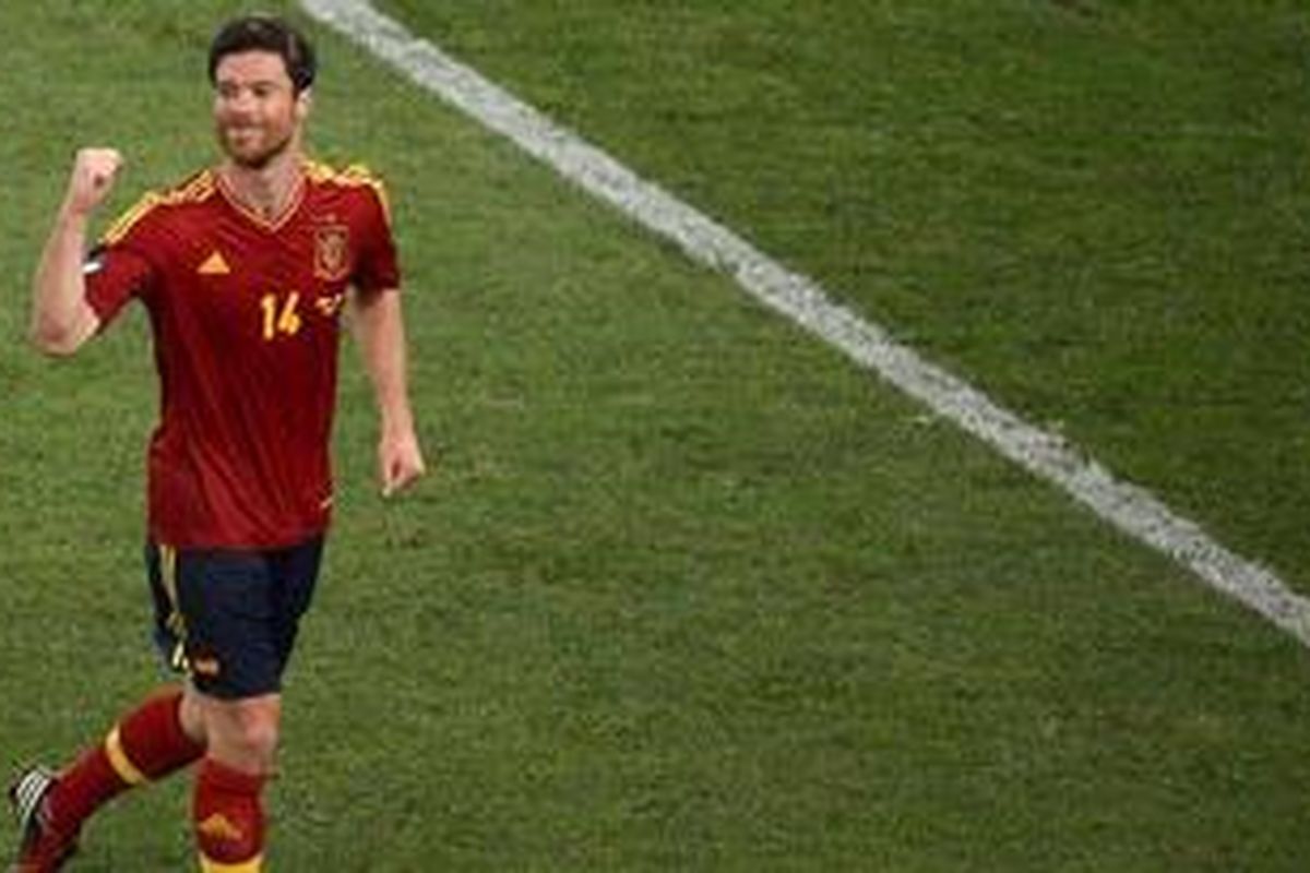 Gelandang Spanyol Xabi Alonso merayakan kemenangan timnya atas Perancis di laga perempat final Euro 2012 di Stadion Donbass Arena, Donetsk, Sabtu (23/6/2012). Spanyol akhirnya menang 2-0.