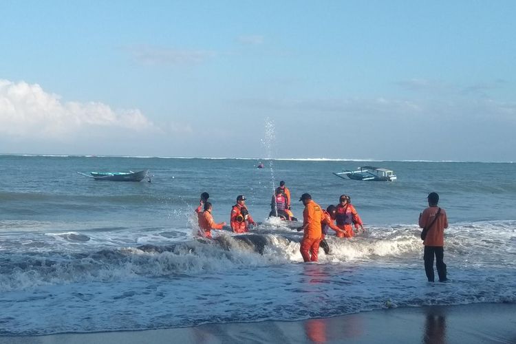 Basarnas Bali saat menyisir Pantau Batu Bolong mencari korban tenggelam