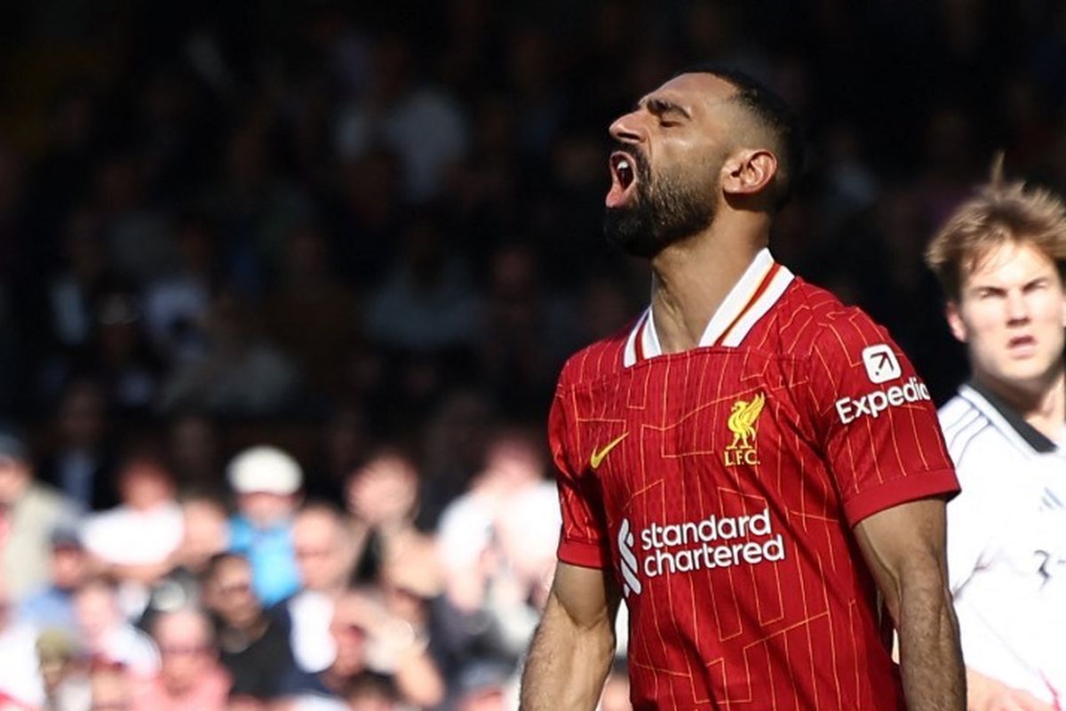 Striker Liverpool Mohamed Salah bereaksi setelah kehilangan peluang selama pertandingan sepak bola Liga Inggris antara Fulham dan Liverpool di Craven Cottage di London pada 6 April 2025.