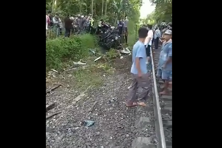 video mobil tabrak kereta api di perlintasan Tegineneng