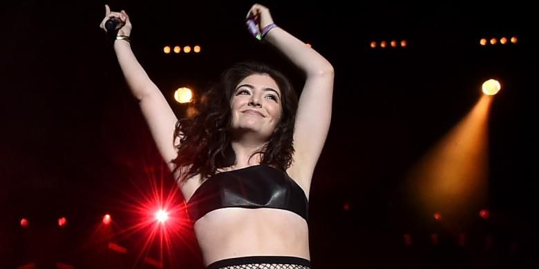 Lorde tampil dari pertunjukan Disclosure di ajang Coachella Valley Music & Arts Festival di Empire Polo Club di Indio, California, 16 April 2016. 