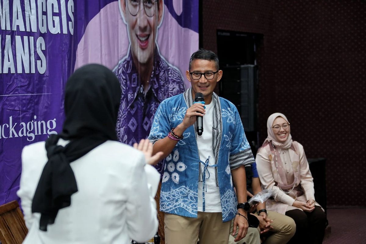 Menteri Pariwisata dan Ekonomi Kreatif (Menparekraf) Sandiaga Uno saat menghadiri acara pelatihan Pengolahan Buah Manggis dan Strategi Pemasaran Digital Marketing dalam meningkatkan kreatifitas para UMKM yang diselenggarakan oleh Gemawira Purwakarta di Gedung Creative Center, Purwakarta, Jawa Barat. 