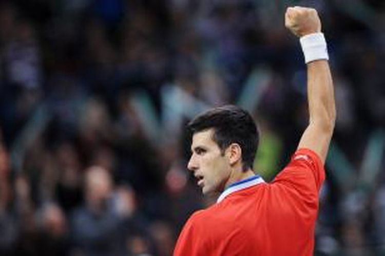 Petenis Serbia, Novak Djokovic mengepalkan tangan setelah meraih poin saat melawan Radek Stepanek dari Ceko, pada laga final Davis Cup di Belgrade Arena, Serbia, Jumat (15/11/2013).