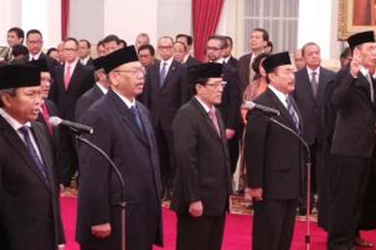 Delapan duta besar dilantik Presiden Susilo Bambang Yudhoyono di Istana Negara, Jumat (14/2/2014). Mereka adalah Budi Bowoleksono, Irman Emir Wisnandar, Moenir Ari Soenanda, Ito Sumardi, Jhonny J Lumintang, Abdurrahman Mohammad Fachir, Burhanudin, dan Supraoto Martosetomo.