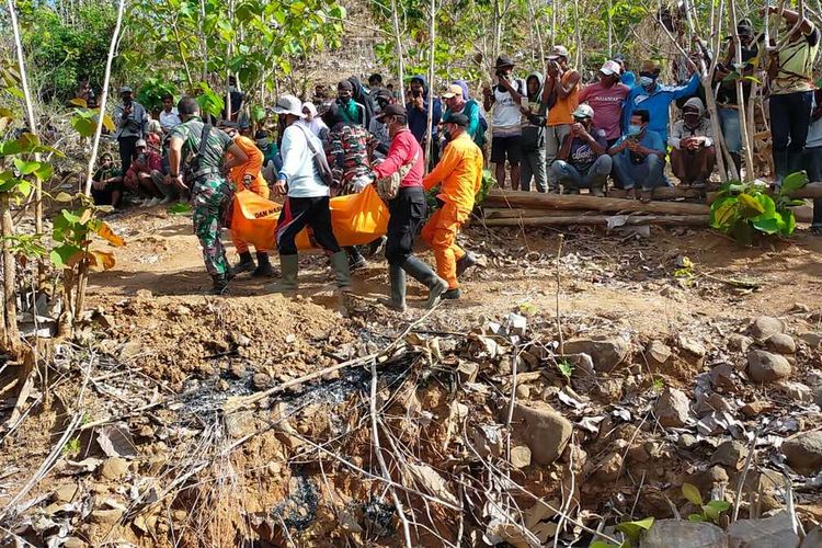 Proses evakuasi 4 orang penambangan emas yang meninggal di dalam lubang tambang kedalaman 17 meter di Sumbawa, NTB, Rabu (6/10/2021).