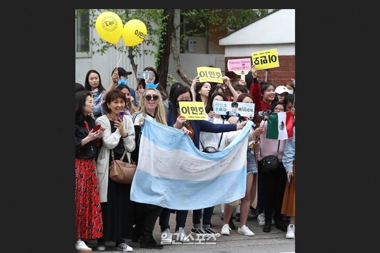 Ratusan penggemar Lee Min Ho menyambut kepulangan idola mereka dari tugas wajib militer, Kamis (25/4/2019).