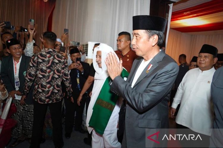 Presiden Joko Widodo bersama Habib Muhammad Lutfhi bin Ali Yahya dan Menteri Pertahanan Prabowo Subianto dalam acara Muktamar Sufi Internasional di Pekalongan, Jawa Tengah, Selasa (29/8/2023). 
