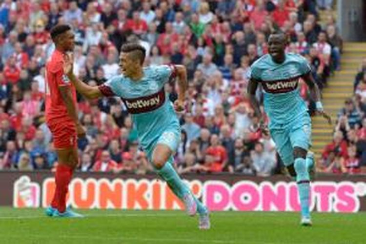 Manuel Lanzini mencetak gol ke gawang Liverpool pada menit ketiga, Sabtu (29/8/2015). 