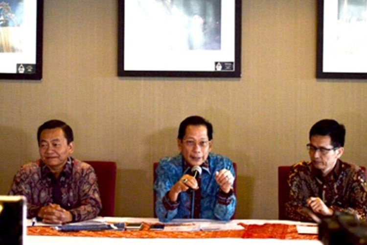 Presiden Direktur PT Bank Central Asia Tbk - Jahja Setiaatmadja (tengah), Direktur BCA – Santoso (kiri) dan Senior EVP -  Hermawan Thendean (kanan) memberikan keterangan pers soal layanan ATM BCA di Menara BCA, Jakarta, Senin (28/8) siang. 