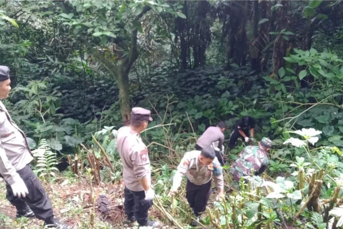 Sampah pakaian dalam wanita bertumpuk di Situs Nagara Padang di Kecamatan Ciwidey, Polsek Ciwidey menduga bekas peziarah yang datang saat acara Maulid Nabi beberapa waktu lalu.