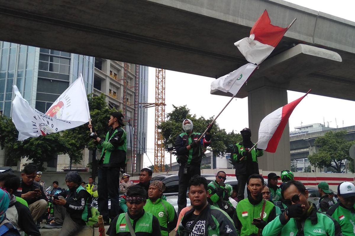 Masa aksi demonstrasi kibarkan bendera merah putih di depan gedung Kedubes Malaysia, Jalan Rasuna Said, Kuningan, Jakarta Selatan, Selasa (3/8/2019)