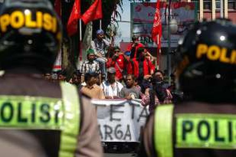 Massa dari Komunitas Pengurus Terminal Baranangsiang (KPTB) melakukan aksi unjuk rasa menolak revitalisasi Terminal Baranangsiang di depan Istana Kepresidenan Bogor, Selasa (23/8/2016).