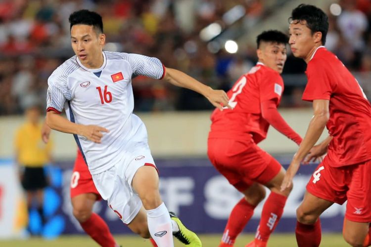 Pemain Vietnam melewati hadangan pemain Laos pada laga perdana Grup A Piala AFF 2018 di Stadion Nasional KM16 di Vientiane, Laos, Kamis (8/11/2018). Pada laga tersebut, VIetnam menang dengan skor 3-0.