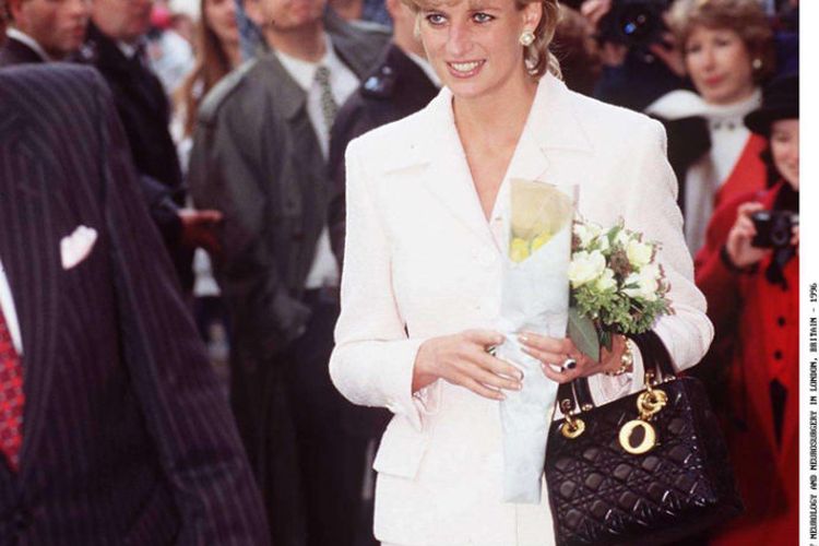 Putri Diana menenteng tas Lady Dior