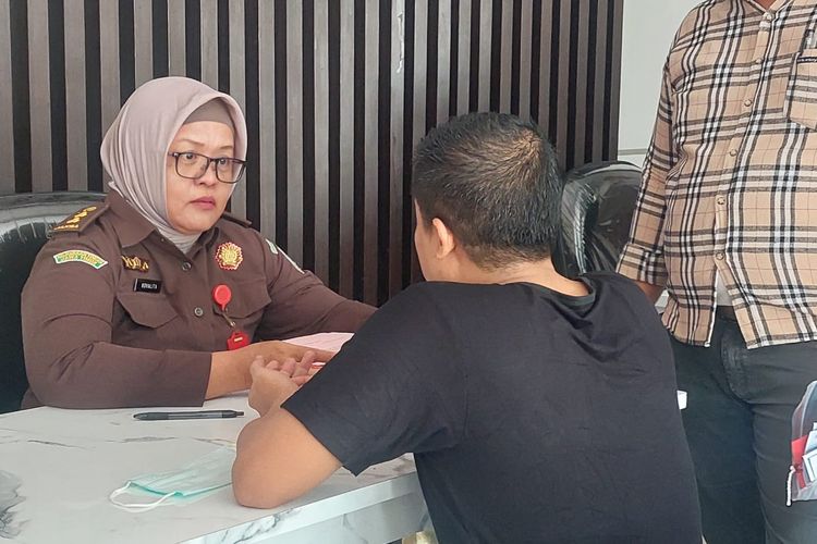 John Sambo saat menjalani pemeriksaan di Kejaksaan Tinggi Negeri Banyuwangi. 