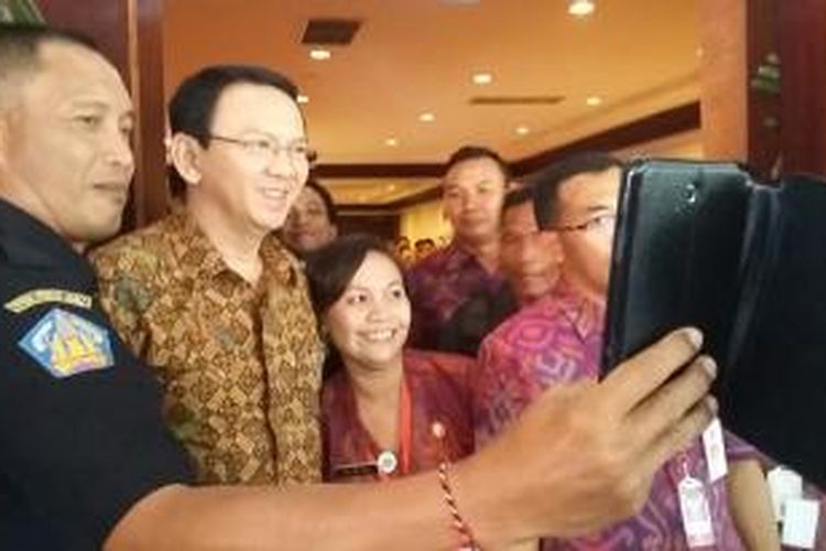 Gubernur DKI Basuki Tjahaja Purnama diajak berfoto selfie saat menghadiri Forum Kerja Sama Daerah Mitra Praja Utama (FKD-MPU) XV di Kuta, Bali, Jumat (2/10/2015).