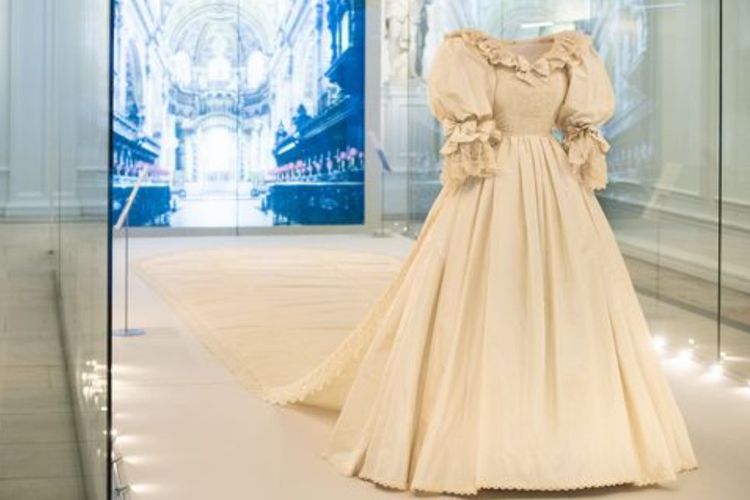 Train dari gaun pengantin Putri Diana menjuntai sepanjang 7,6 meter, membuatnya jadi gown train terpanjang sepanjang sejarah keluarga kerajaan.