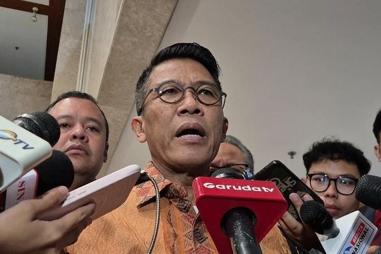 Ketua Komisi XI DPR RI Mukhamad Misbakhun saat mengumumkan Thomas Djiwandono terpilih menjadi Deputi Gubernur Bank Indonesia, di Gedung DPR RI pada Senin (26/1/2026).