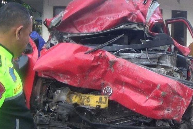 Mobil travel ringsek usai mengalami kecelakaan di Km 95 Tol Cipularang, Kabupaten Purwakarta, Jawa Barat, Sabtu (23/11/2024). Dua orang tewas dalam kejadian ini. 