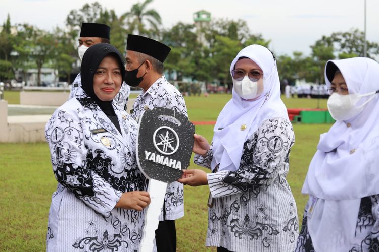 Pemberian puluhan mobil dinas tersebut dilakukan saat upacara sebagai puncak peringatan Hari Guru Nasional dan HUT Ke 77 PGRI tingkat Kabupaten Purworejo yang dipusatkan di Alun-alun Purworejo, Jum'at (25/11/2022).