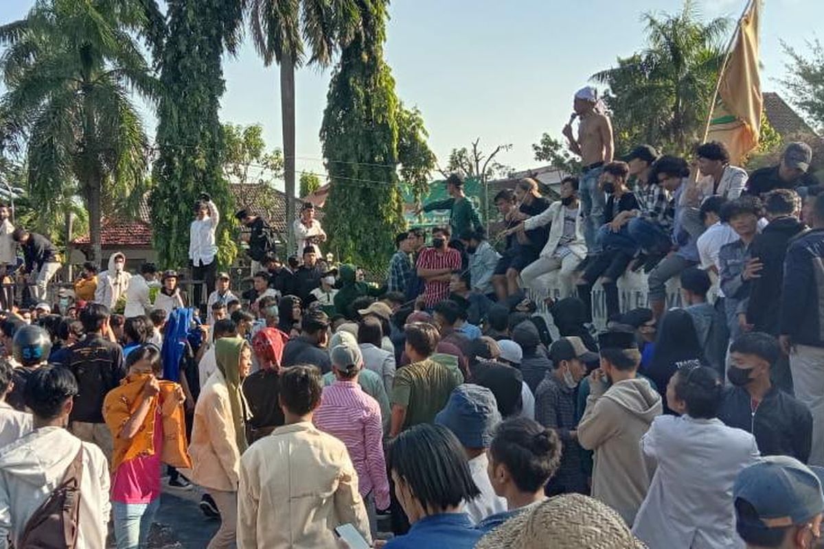 Aksi demonstrasi di depan Gedung DPRD Kabupaten Sumenep, Senin (11/4/2022). 