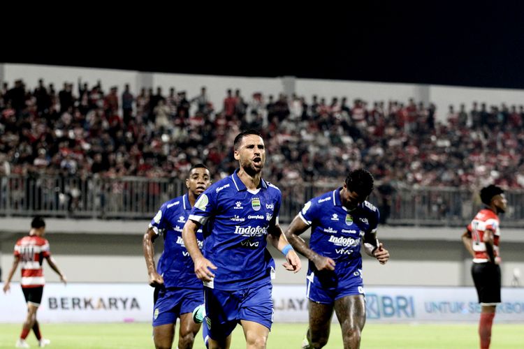 Pemain Persib Bandung Luciano Guaycochea selebrasi usai menjebol gawang pemain Madura United pada pekan ke-14 Super League 2025-2026 yang berakhir dengan skor 1-4 di Stadion Gelora Ratu Pamelingan Pamekasan, Jawa Timur, Minggu (30/11/2025) malam.