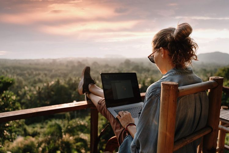 Workation, bekerja sambil menikmati liburan