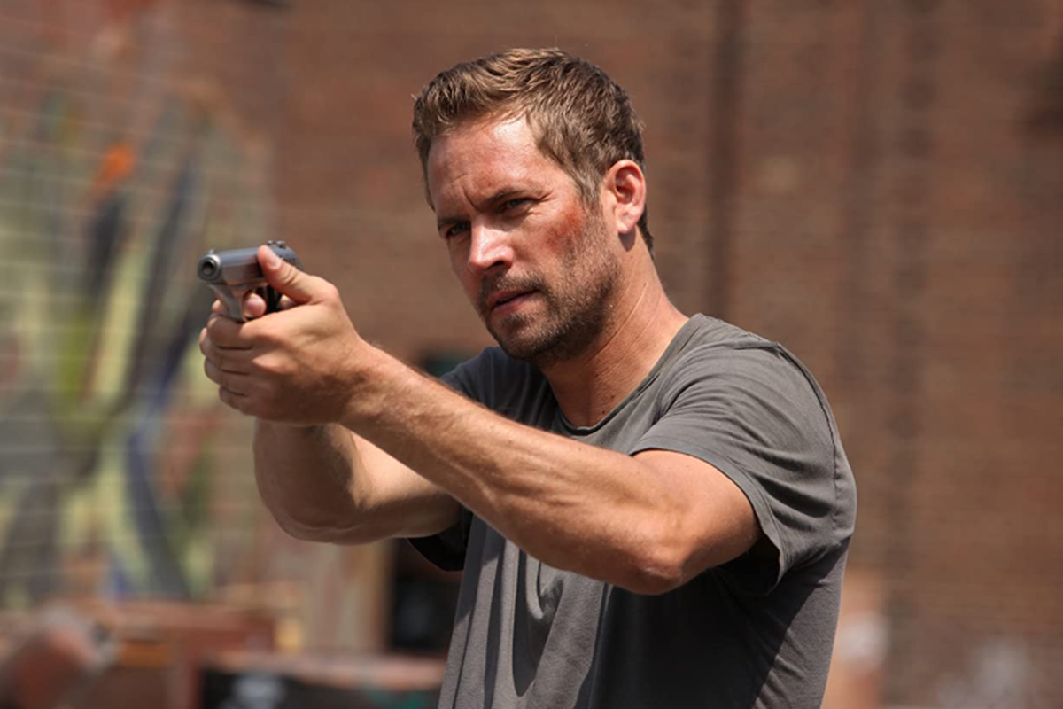 Paul Walker berperan sebagai polisi Damien Collier, dalam Brick Mansions (2014).