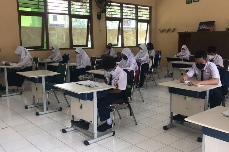 SMP Negeri 2 Depok kembali menyelenggarakan Pembelajaran Tatap Muka (PTM) Terbatas pada Selasa (30/11/2021).