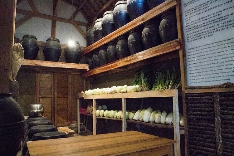 Museum Kimchi yang terletak tepat di bawah replika rumah khas Korea Selatan. Di sini, terdapat beberapa display jenis kimchi yang ada di negeri ginseng tersebut, Great Asia Afrika, Bandung, Jumat (17/1/2020).