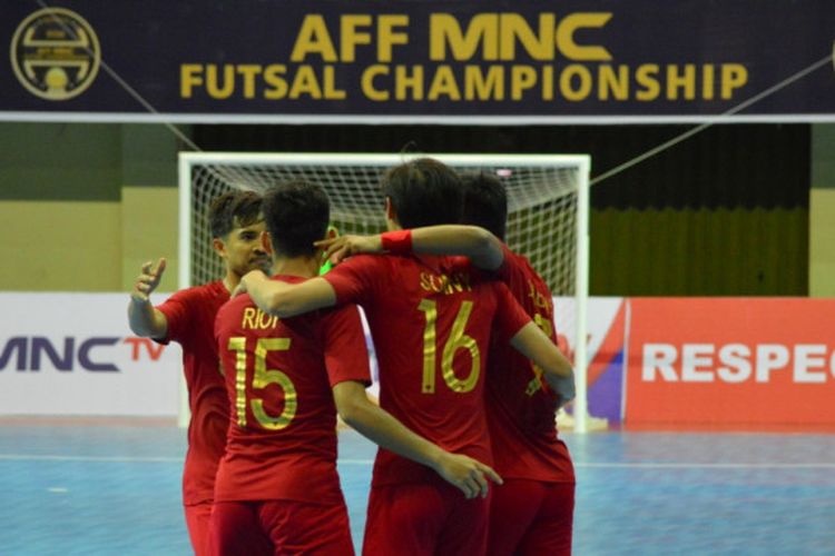 Selebrasi para pemain timnas futsal Indonesia seusai menjebol gawang timnas futsal Kamboja pada partai pamungkas Grup A Piala AFF Futsal 2018 di GOR UNY, 7 November 2018.
