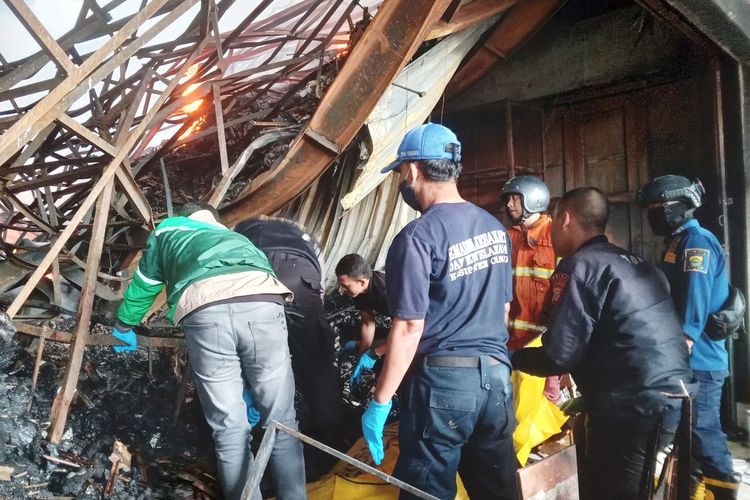 Sejumlah personil gabungan berupaya mengevakuasi jenazah korban kebakaran toko matrial di Kabupaten Cianjur, Jawa Barat, Rabu (17/1/2024) pagi, Peristiwa Selasa petang tersebut merenggut tiga korban jiwa, 