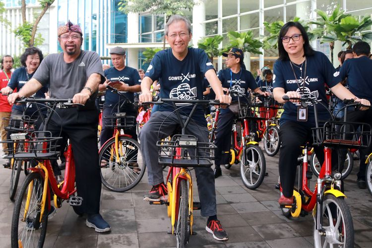 Rektor UMN Ninok Leksono saat peresmian GOWES, layanan berbagi sepeda berbasis aplikasi di Lobby UMN, Tangerang, Banten, pada Jumat (21/2/20). 