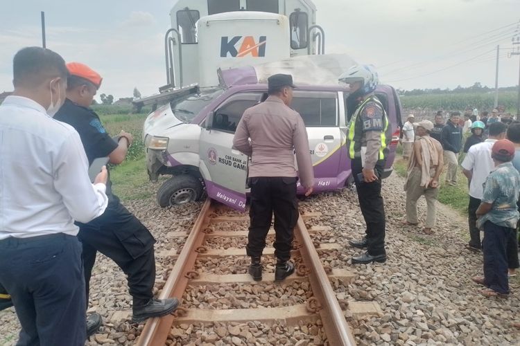 Kecelakaan ambulans dan kereta api di Nyawangan, Kecamatan Kras, Kabupaten Kediri, Jawa Timur, Rabu (4/12/2024).