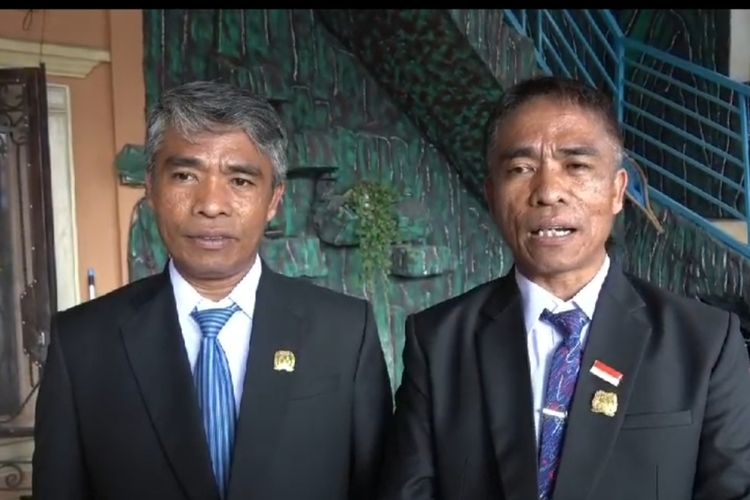 M Rapi Ginting dan Bali Ukur Ginting, saudara kembar yang dilantik menjadi anggota DPRD Karo, Sumatera Utara, Selasa (1/10/2024).