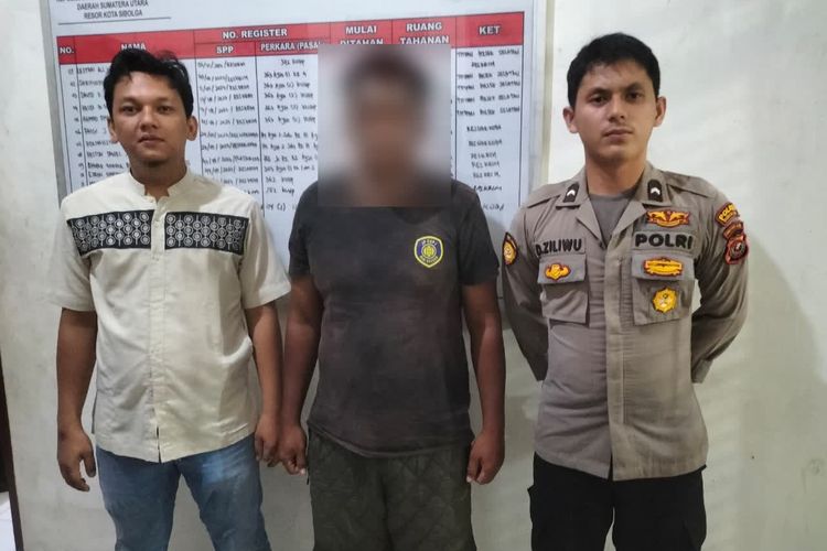 Polisi menangkap pecatan tentara bernama Bambang (tengah) karena melakukan perampokan di Kota Sibolga, Sumatera Utara 
